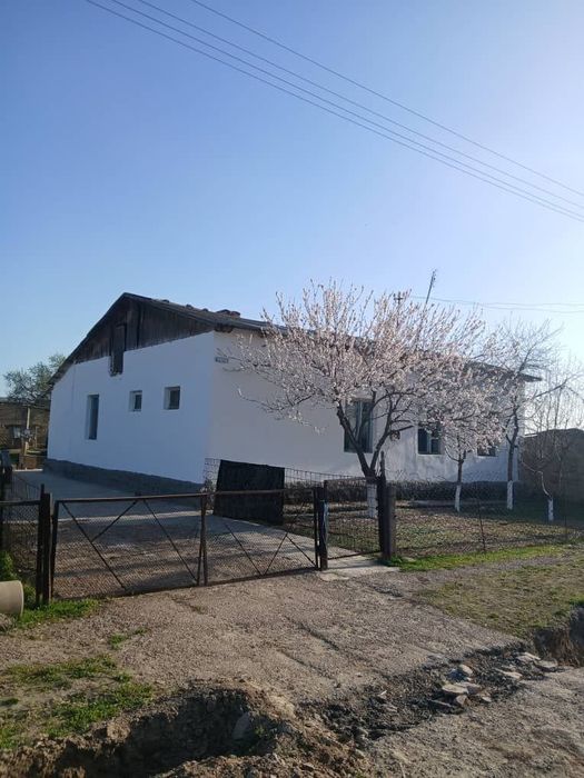 Бука тумани Самарканд МФЙ КОЗОКОВУЛ кишлогида уй-ховли жой сотилади