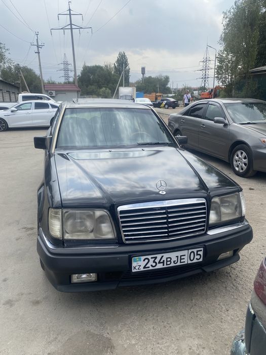 Машина  124 мерс