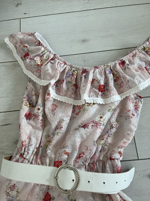 Красива дантелена рокля