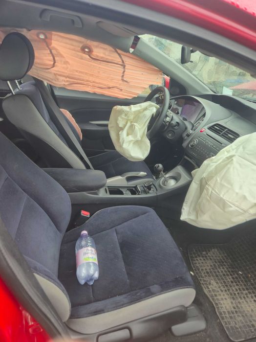 Vand honda civic 1.8 i-vtec an 2006 hatchback ,masina a avut un accident ,a intrat intr un stalp