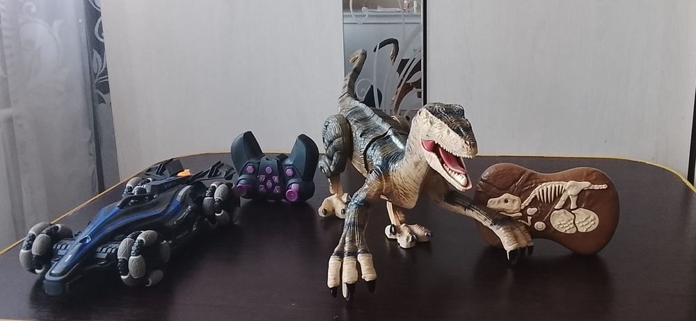 Динозавр и машинка