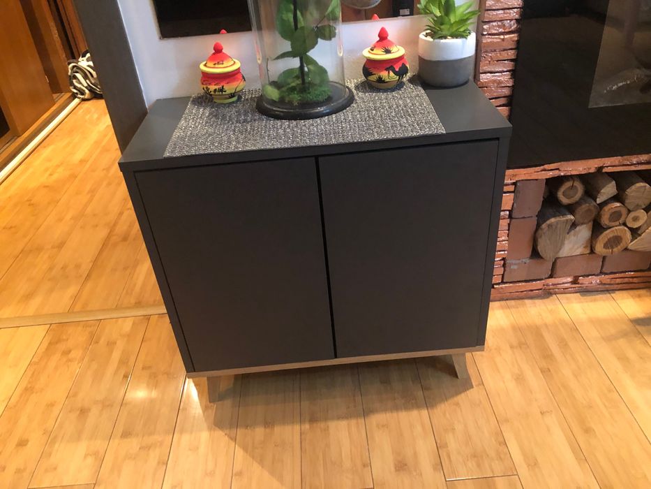 Comoda/dulăpior cu picioare