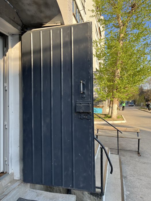 Продам металлическую дверь