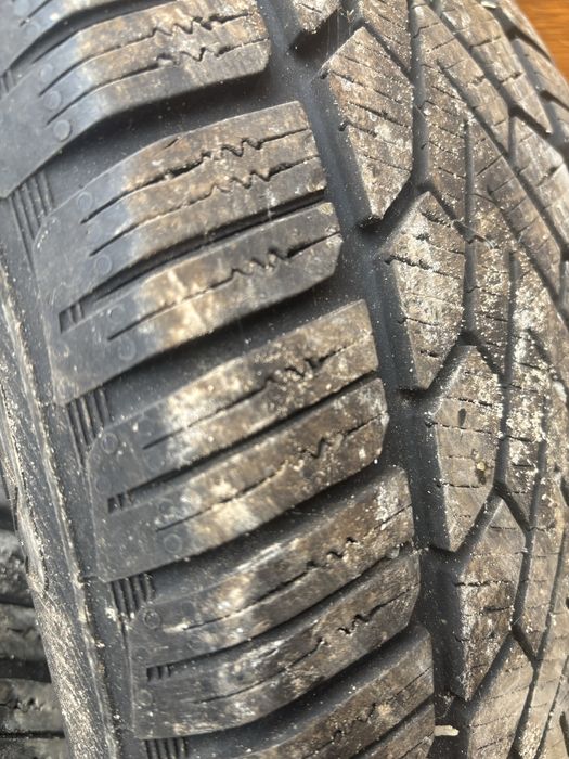 vand 4 cauciucuri 195/60/15 M+ S …2Simperit si 2 Barum  aproape noi