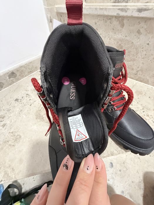 Продавам чисто нови мъжки боти Guess