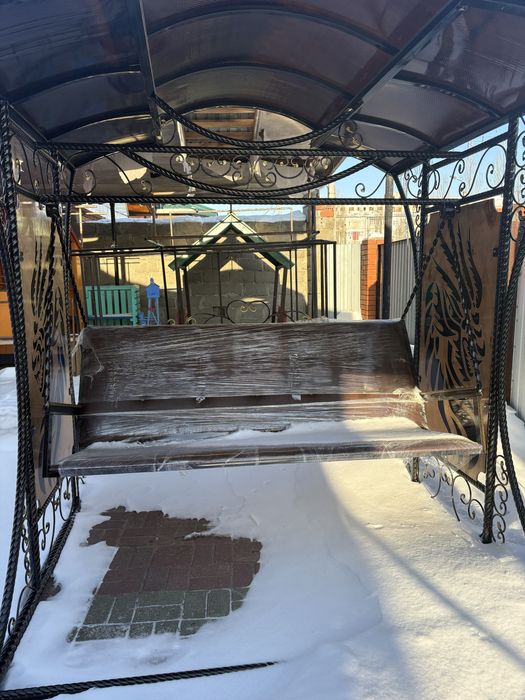 Качеля уличная, металлическая.