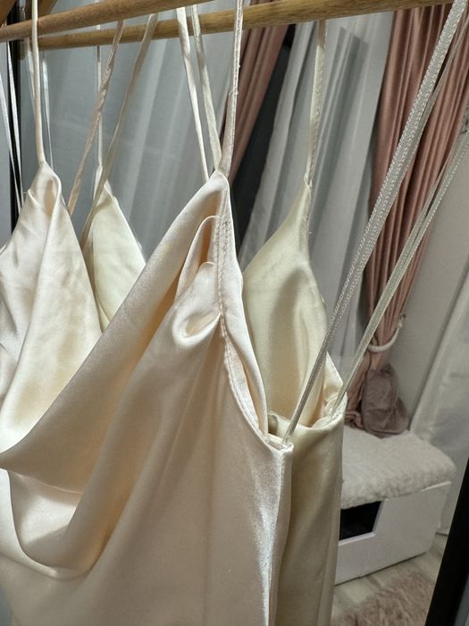 Rochie crem deschis / oyster satinat tip furou cu spatele gol Zara S