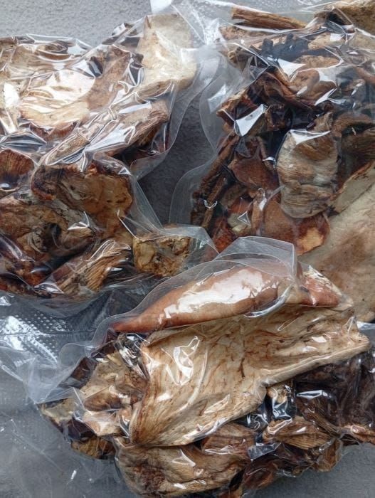 Vând pitoance uscate, culese de la munte, sunt vidate în pungi de 100