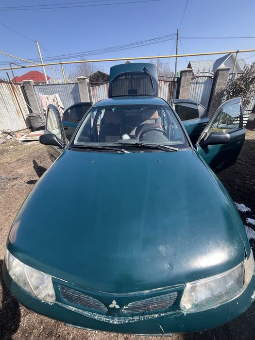 Машина Мицубиси Харизма