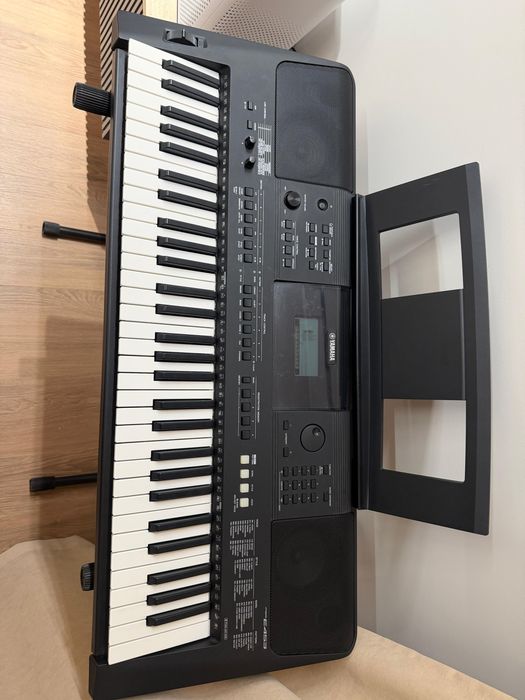 Продам синтезатор Yamaha PSR-E453