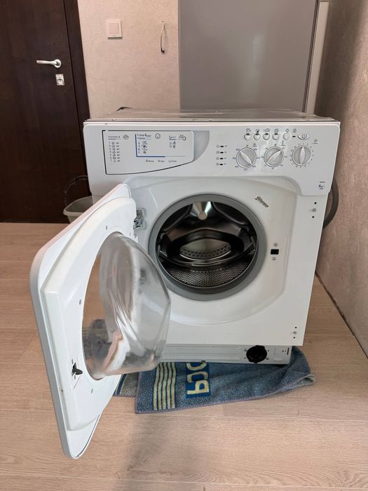 Продавам вградена пералня Indesit