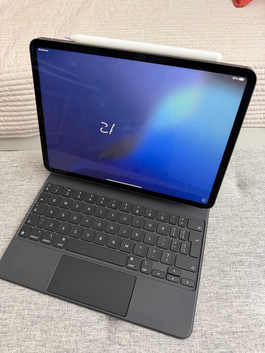 Продавам Apple iPad Pro 11” M1 128GB Cellular (A2459) + Magic Keyboard (A2261) + Apple Pencil