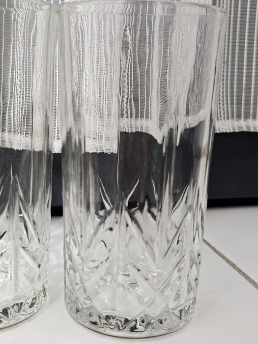 Vand Set 4 pahare din sticlă groasă și foarte rezistentă.