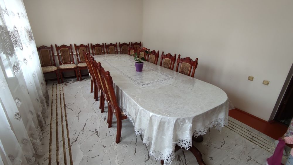 Стол со стульями