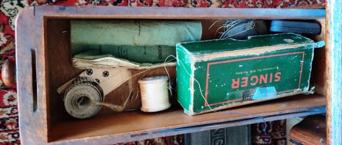 SINGER изключително запазена крачна шевна машина.