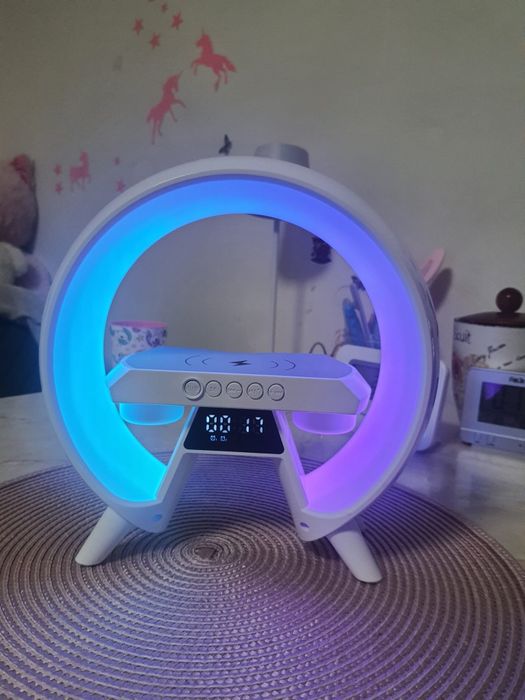 Suport incarcare wireless si lumini ambientale