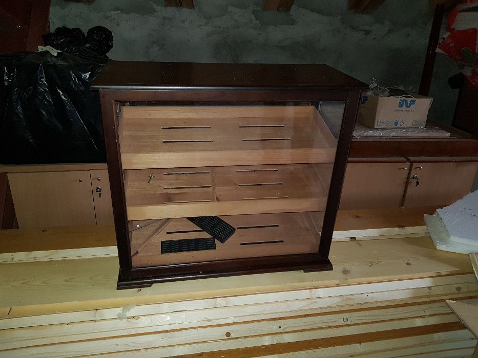 Humidor, vitrina depozitare trabucuri