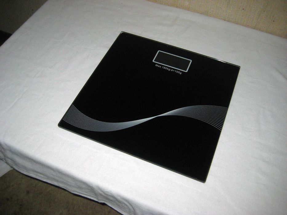 Напольные весы мах 180кг оригинал отличном рабочим состоянии!