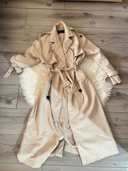 Тренчкот обличат само 2 пъти много запазен като нов е !