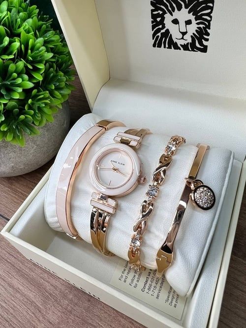 Soat va bilaguzuklar to'plami ayollar uchun