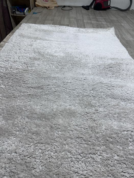 Белый ковер пушистый