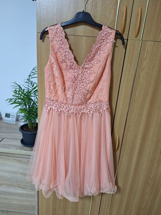 Rochiță roz din tull cu pietricele și dantelă aplicată