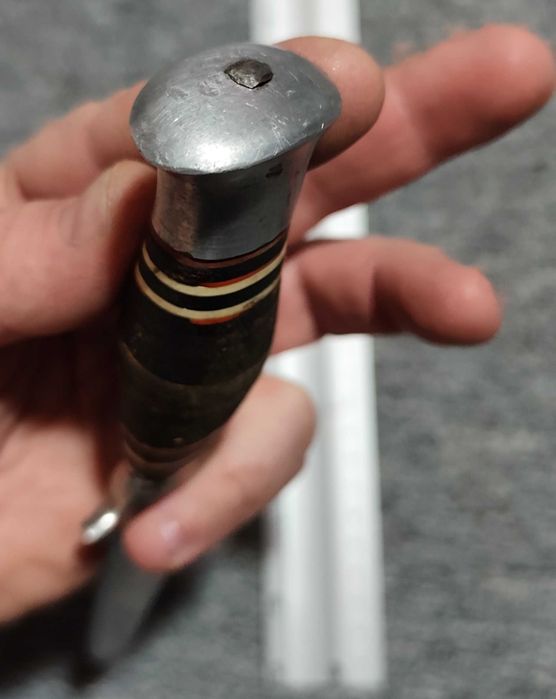 un vechi cuțit de vânătoare german, puternic și ascuțit