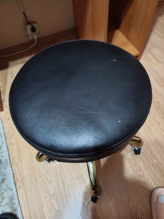 Scaun ajustabil cu roți.