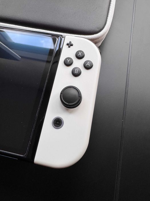 Nintendo Switch OLED + протектор, аксесоари, карта памет