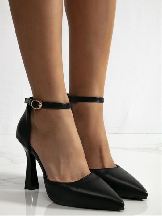 Черни токчета със закопчалка