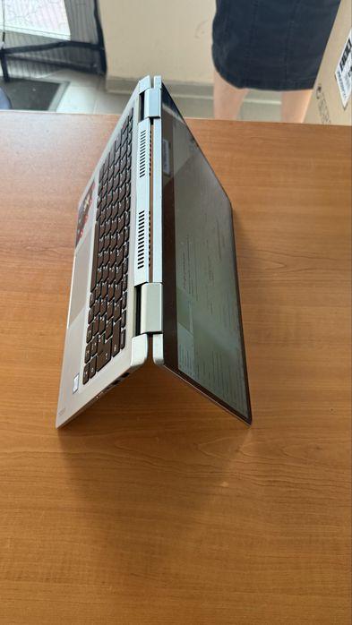 Лаптоп Lenovo Yoga