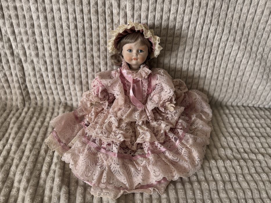 Papusă din porțelan