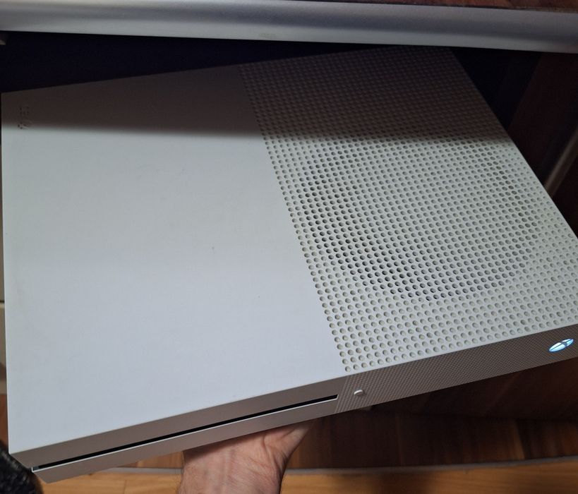 Xbox One S 500gb - 2 manete si 6 jocuri - stare consola: foarte buna