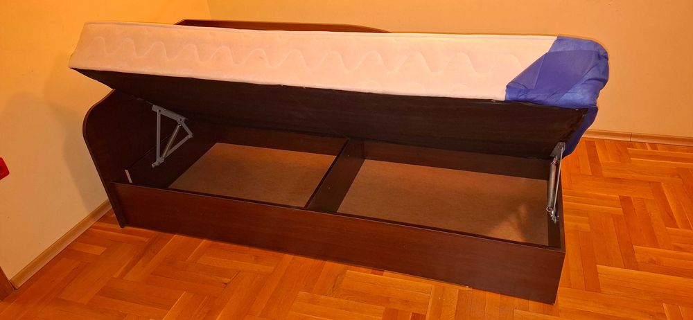 Продавам ъглово легло с ракла и механизъм + матрак 82/190 см