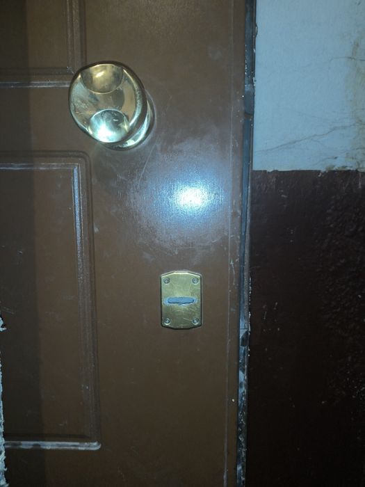 Блиндирана входна външна врата. Перфектна + топ брава + стоманена каса