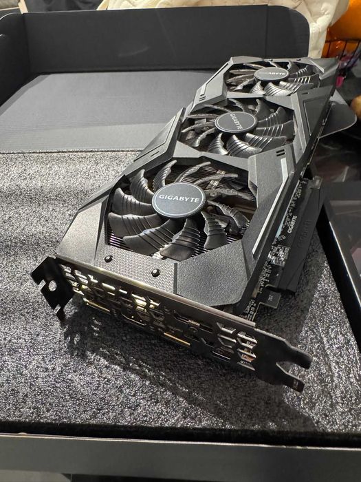 Vând placă video RTX 2080 Ti 11GB GDDR6 (352-bit)