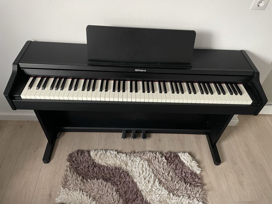 Vând pian Roland Rp107