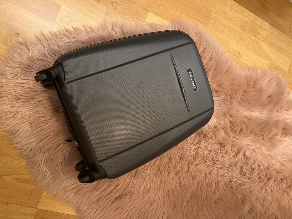 Малък куфар, ръчен багаж