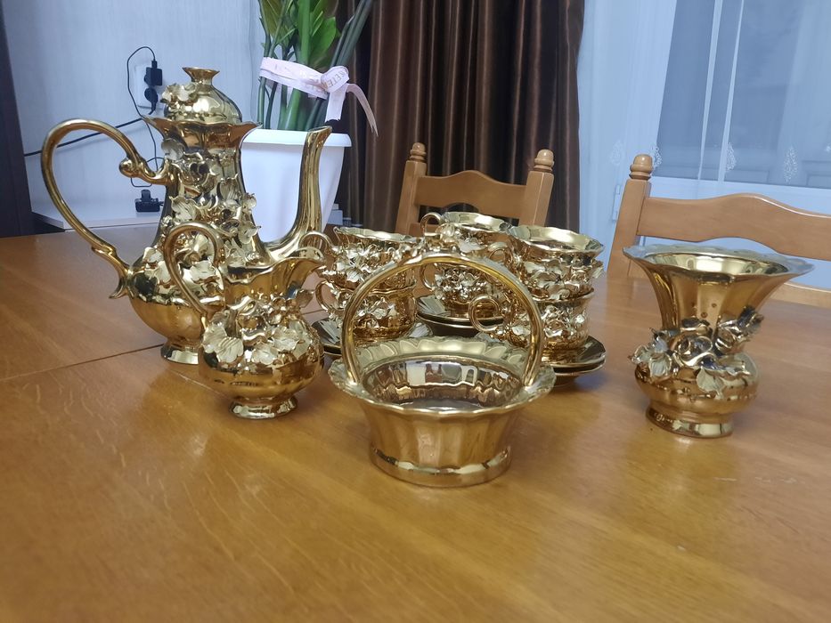 Продам красивый декоративный сервиз
