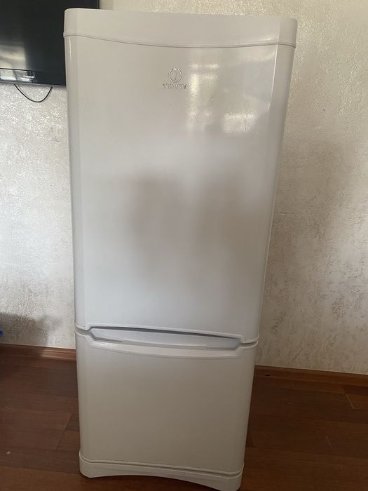 Продам Холодильник Indesit в рабочем состояние!
