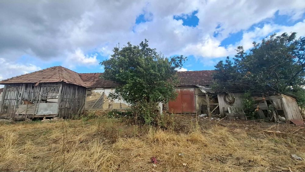 Vând casă la țară
