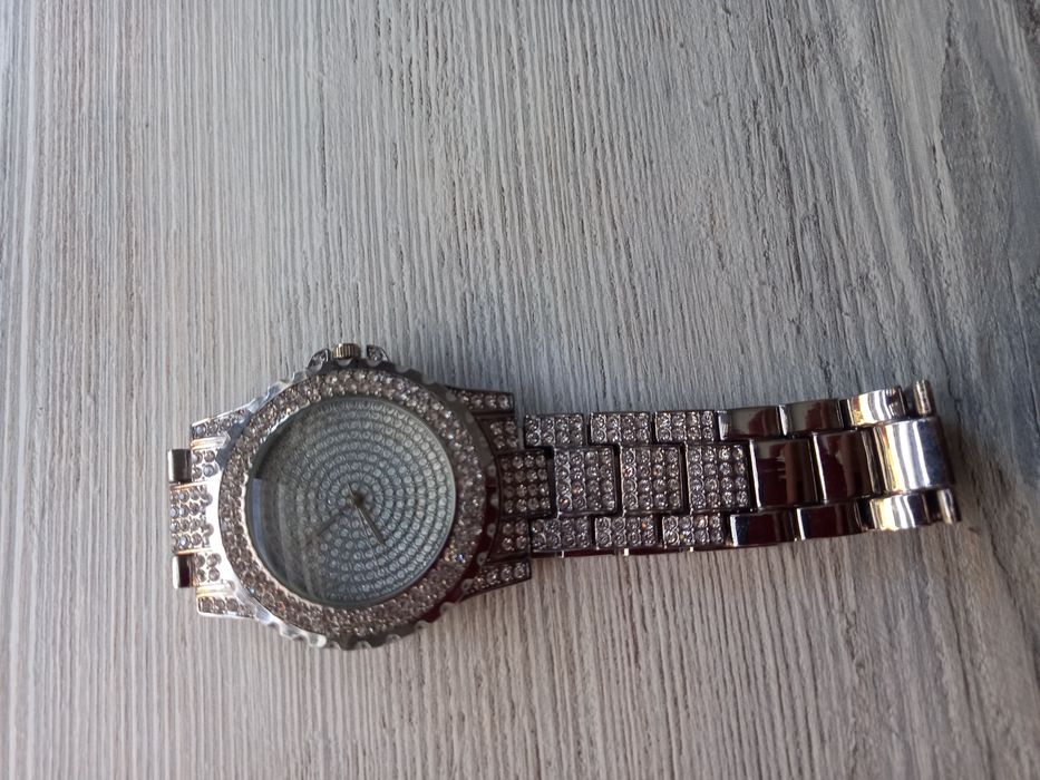 Красив часовник с камъни