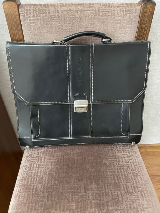 Продам портфель кожзаменитель