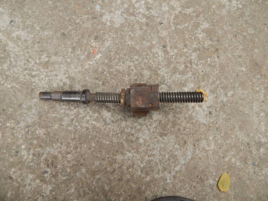 Винт за напречен супорт за струг