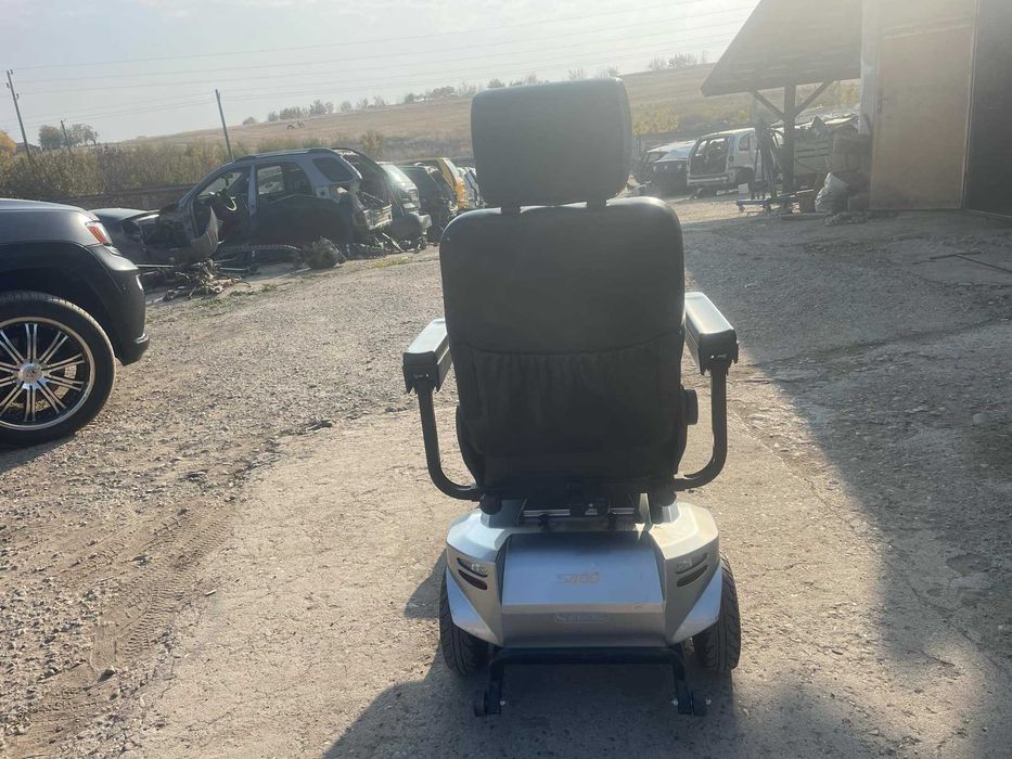 Скутер за трудно подвижни хора или инвалиди