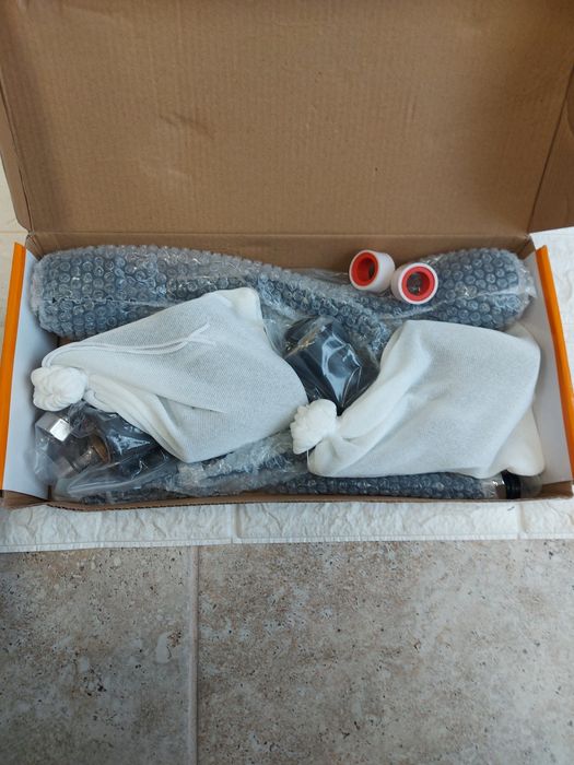 Душ батерий, черна и бяла.