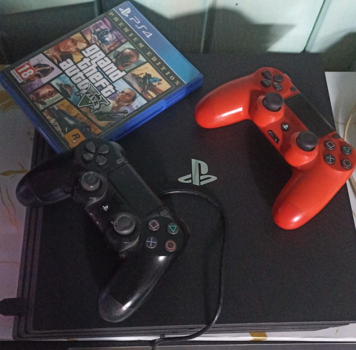 PS4 Pro 1TB + 2 геймпада + GTA V