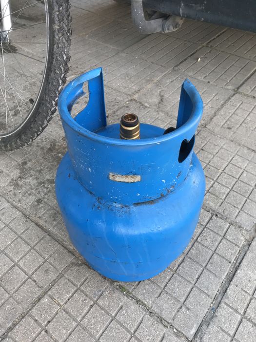 Предлам     газзова   бутилка  12  литра  .