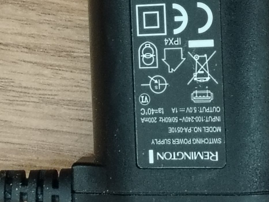 Alimentator original Remington (modelul PA-0510E), pentru dispozitive de îngrijire personală precum aparate de ras, mașini de tuns și epilatoare.