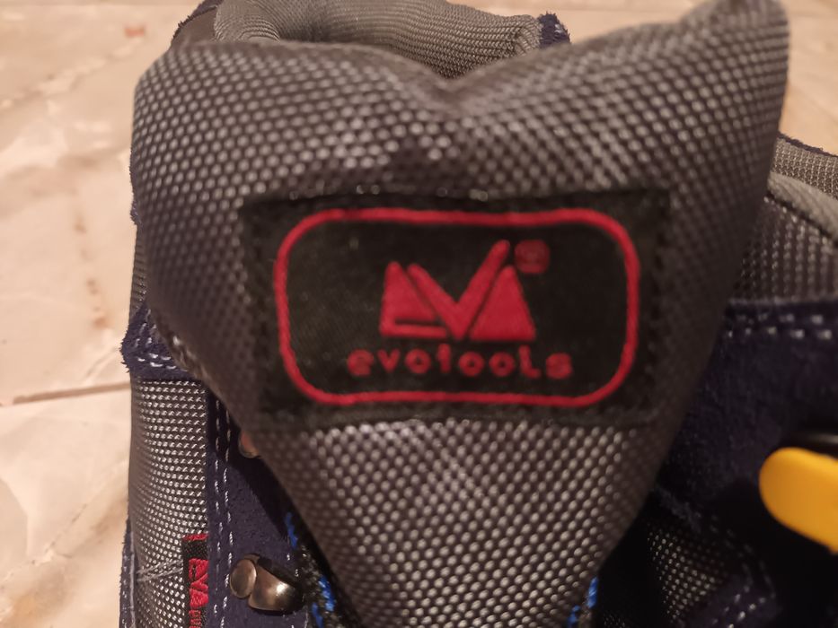 Bocanci de lucru cu protectie